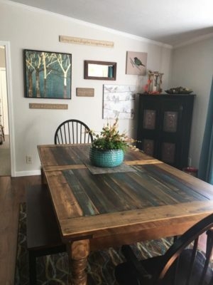 a tables with a desk lamp